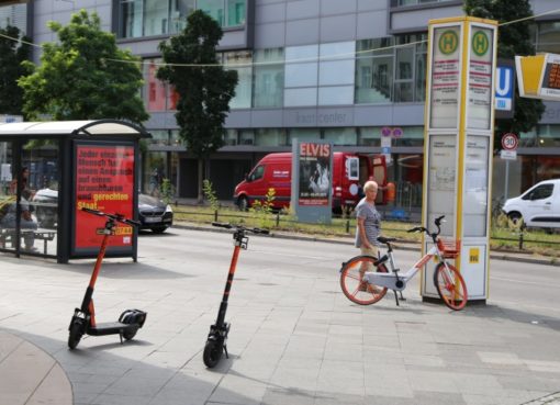 E-Scooter auf dem Bürgersteig