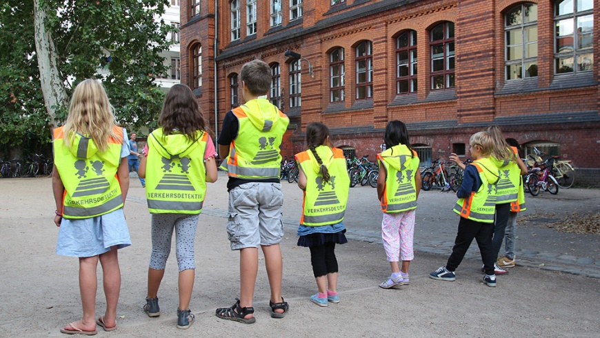 Schulanfänger_innen mit Warnwesten