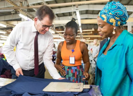 BM Gerd Müller in Textilfabrik in Accra