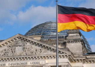 Bundestag mit Flagge