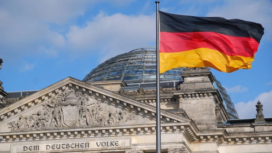 Bundestag mit Flagge