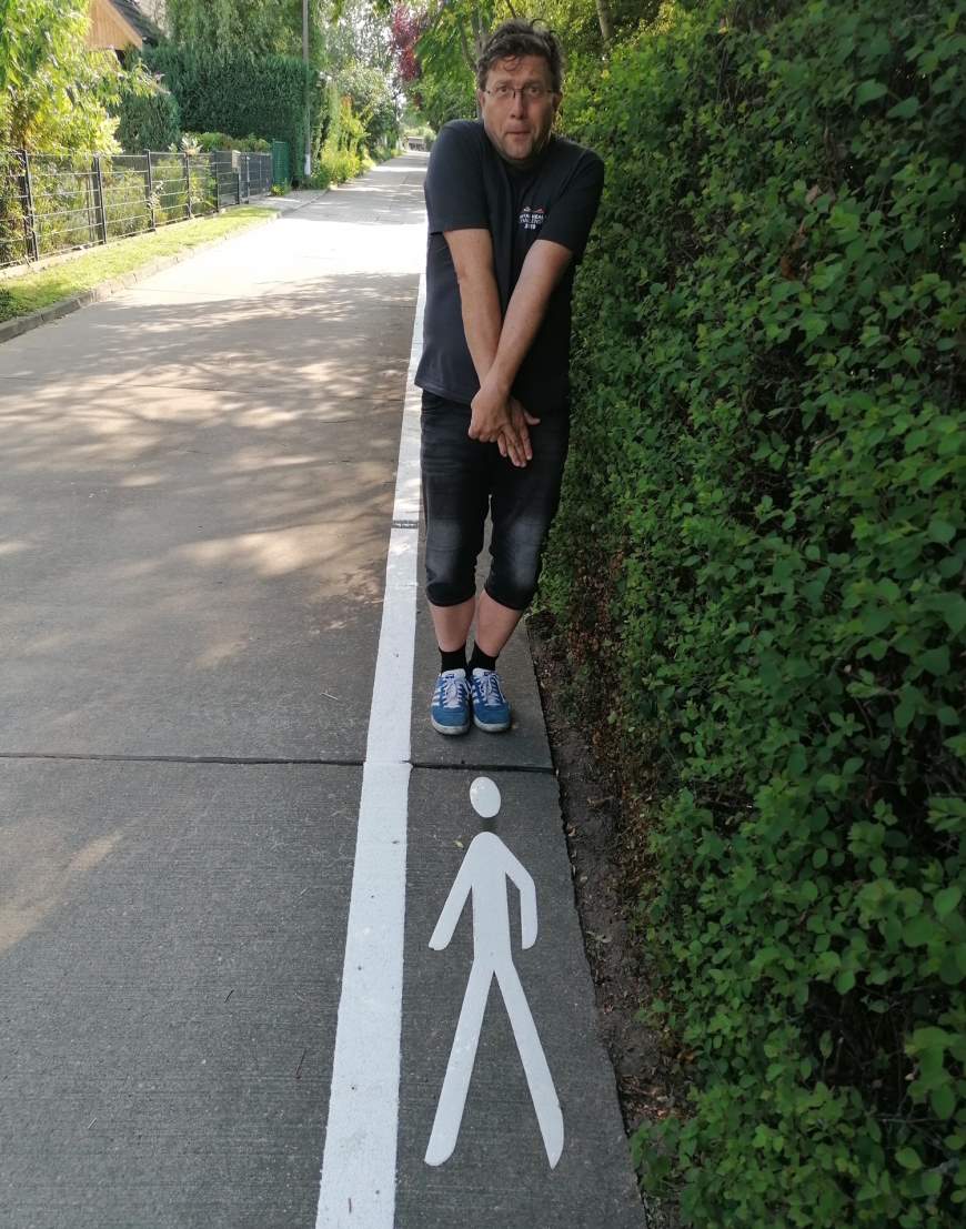 Neufahrwasserweg in Marzahn: Frank Latwesen passt sich an eine unmögliche Gehwegbreite an und ist um die Verkehrsicherheit besorgt - Foto: © J. Latwesen