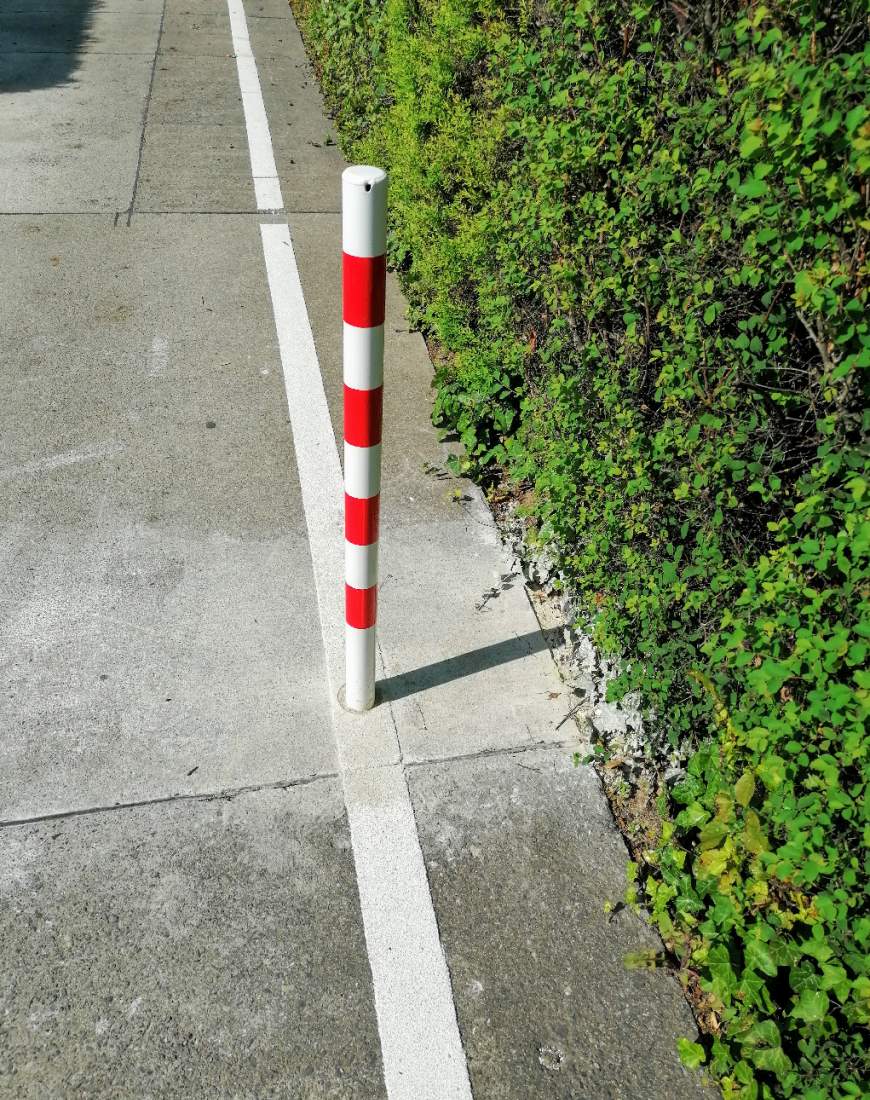 Neufahrwasserweg: schmalster Fußweg Berlins mit Poller - Foto: © J. Latwesen