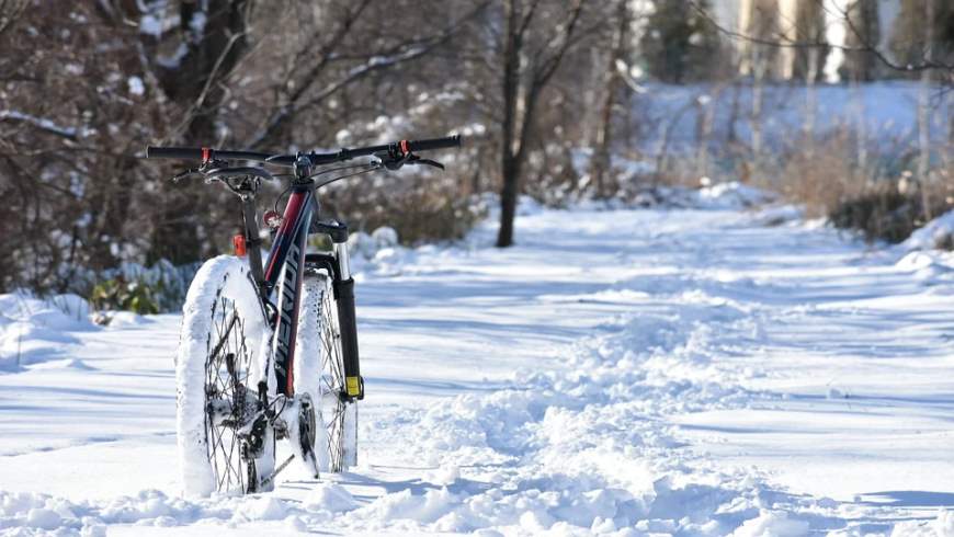 Mountain-Bike im Schnee