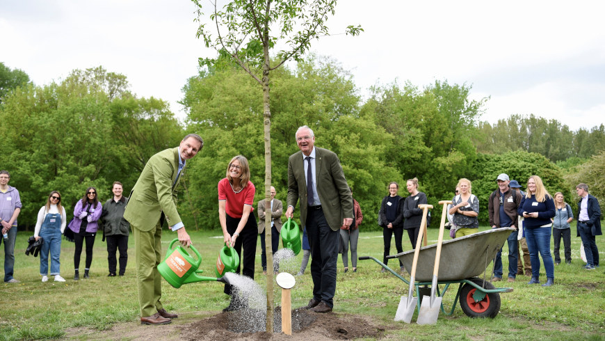 The Queen's Green Canopy - Baumpflanzung zum 70. Jubiläum von Königin Elisabeth