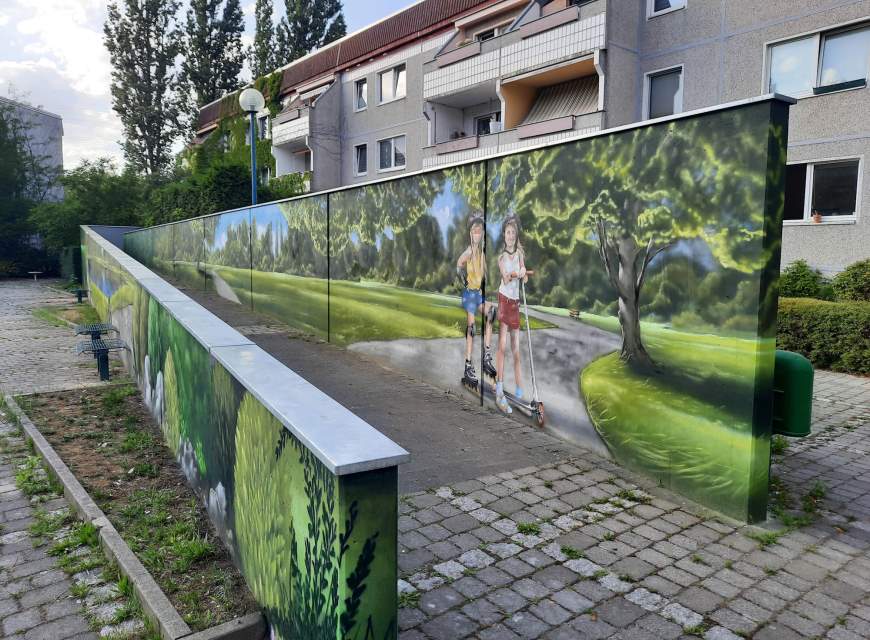 Wandbild an den Begrenzungswänden einer Auffahrtsrampe für Kinderwagen und Rollstühle.  - Foto: © MTM