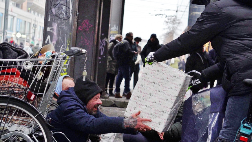 Niko überreicht einem Obdachlosen sein erstes Weihnachtsgeschenk seit er auf der Straße lebt