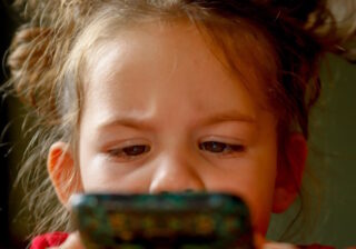 Kleinkind mit Smartphone