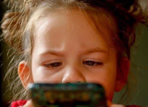 Kleinkind mit Smartphone