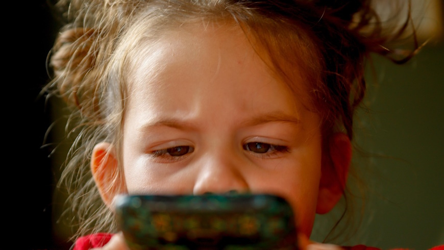 Kleinkind mit Smartphone