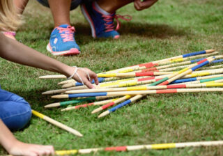 Riesenmikado im Park spielen