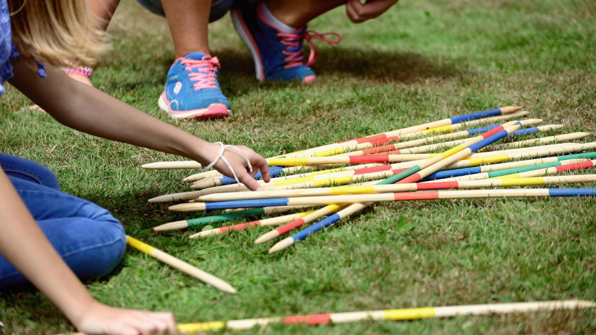 Riesenmikado im Park spielen